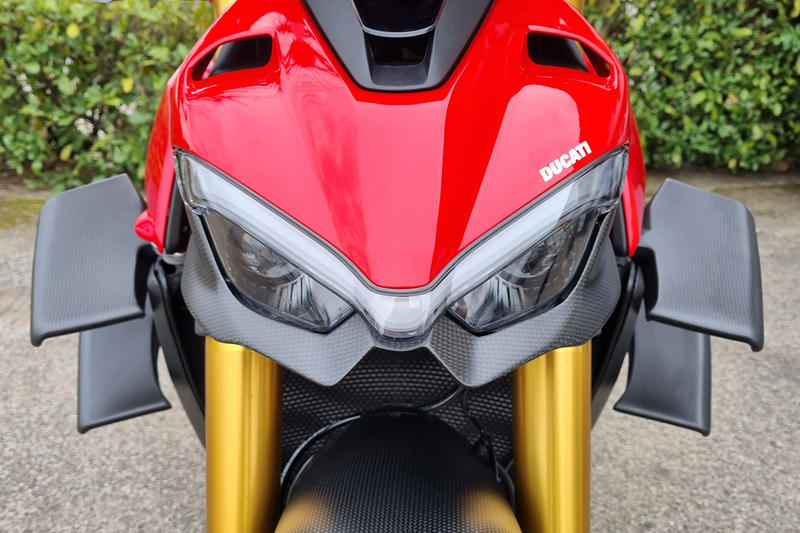 Headlight lower guard Ducati Streetfighter V4 and V2 - Carbon fiber